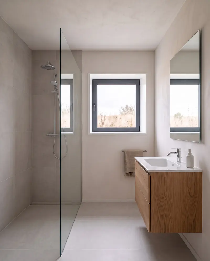 Cam bölmeli duş, meşe lavabo dolabı, ayna ve derin nişli küçük pencere bulunan banyo. Temsili görselleştirme.